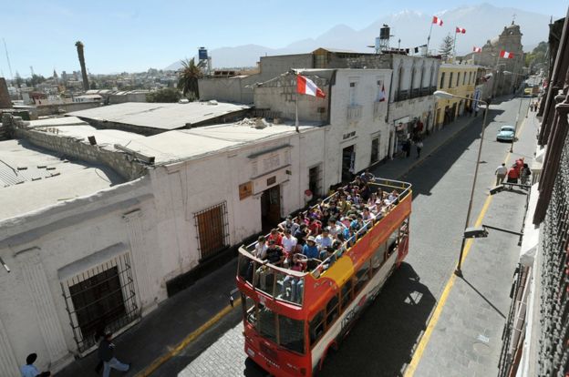Bus de turistas en Arequipa, Perú.