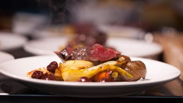 plato que incluye cerezas de la pradera.