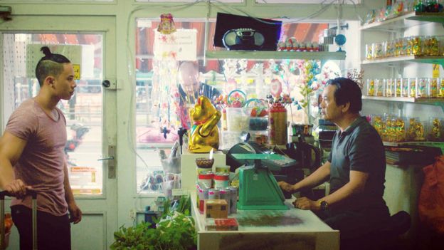 Cha và con trong phim The Broken Bond, Châu Hoàng, Uy Đô và Alena Nguyen, Hoa Kỳ, 2018
