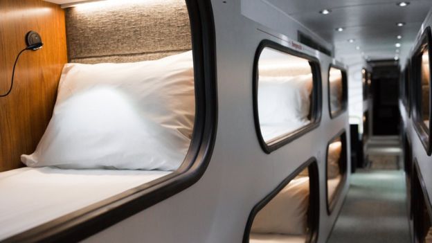 Autobús con cabinas para dormir durante el viaje