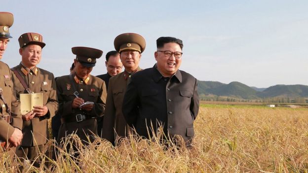 El líder norcoreano Kim Jong-Un (R) visita la Granja No. 1116