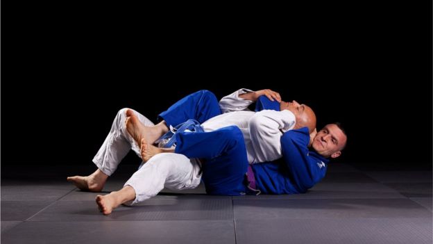 Dois homens lutam jiu-jitsu brasileiro