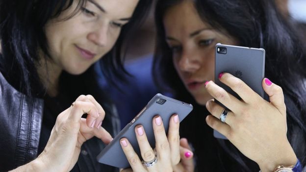 mujeres probando Honor 7 en una feria de Berlín