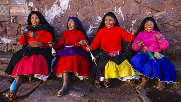 Femmes autochtones péruviennes filant la laine sur l'île Taquile, lac Titicaca, Pérou