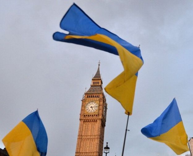 Біг Бен і українські прапори
