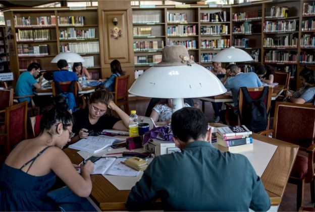 Taksim'deki Atatürk Kitaplığı'nda kitap okuyan gençler