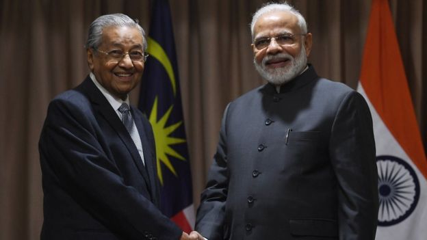 மலேசிய பிரதமர் மகாதீர் மற்றும் இந்தியப் பிரதமர் நரேந்திர மோதி