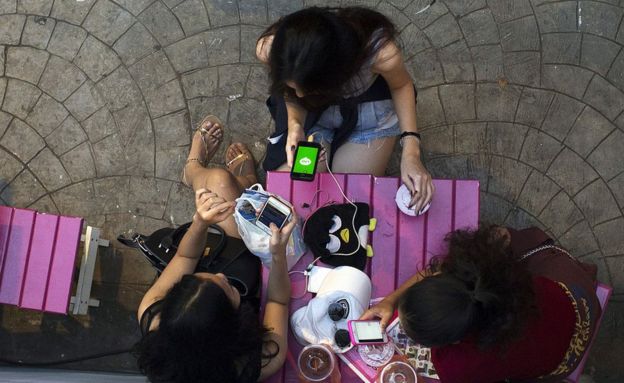 Una mujer utiliza Line en su smartphone en Bangkok, Tailandia.