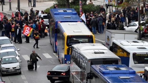 Профсоюзные активисты и демонстранты блокируют автобусное движение в Марселе