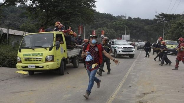 Rescatistas corriendo cerca de El Rodeo