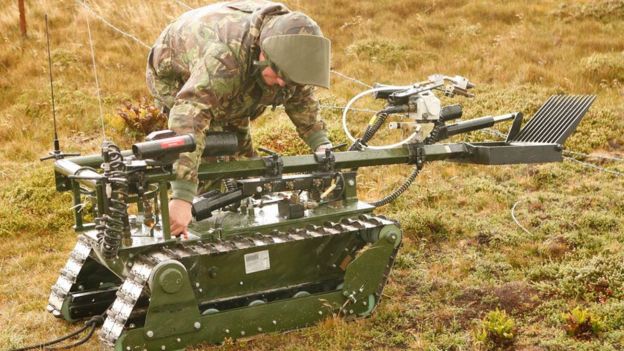 Robô britânico Red Fire, criado para extrair minas terrestres, está sendo preparando para o trabalho em Stanley, nas Ilhas Falkland
