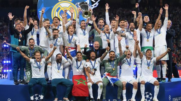 Los jugadores del Madrid celebran el título obtenido en Kiev.