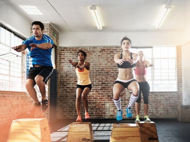 Personas haciendo crossfit