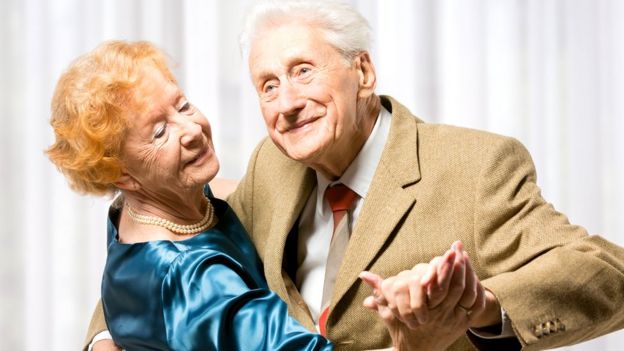 pareja mayor con bailes de salÃ³n.