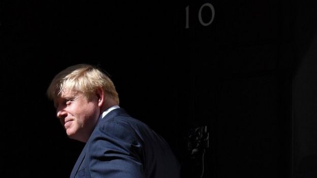 Boris Johnson en la puerta del número 10 de Downing Street, sede oficial del gobierno
