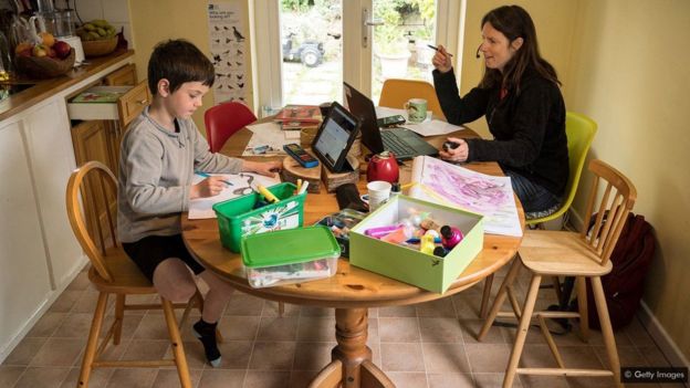 অফিসের কাজ সামলানোর পাশাপাশি ঘরের কাজও সামলাতে হয় মেয়েদের।