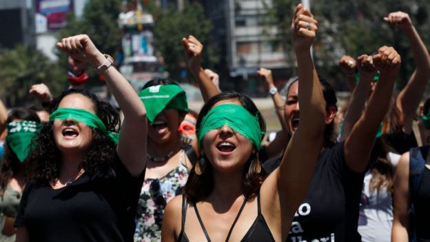 mujeres cantan "el violador en tu camino".