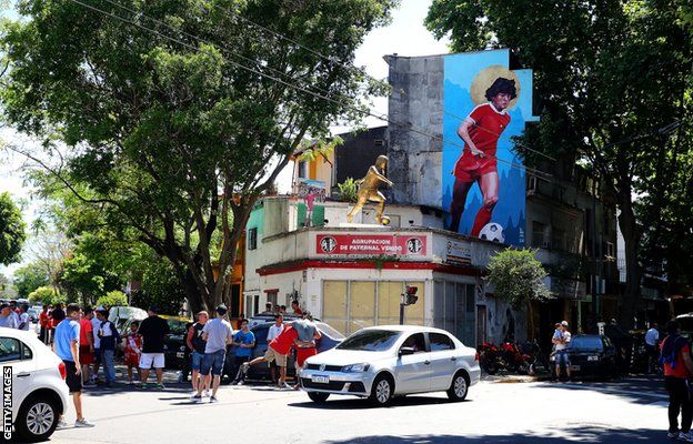 Argentinos Juniors Stadı'ndaki, Maradona duvar resmi.