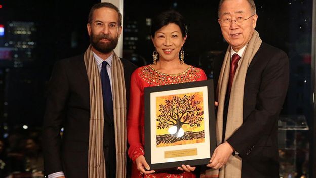 Kathy Matsui con el Premio Ban Ki-Moon por el empoderamiento de las mujeres