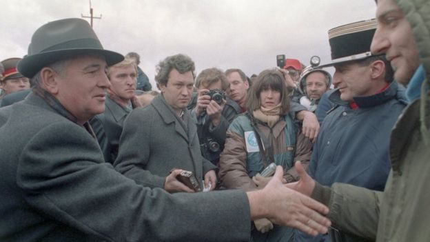 Михаил Горбачев и французские спасатели после землетрясения в Армении