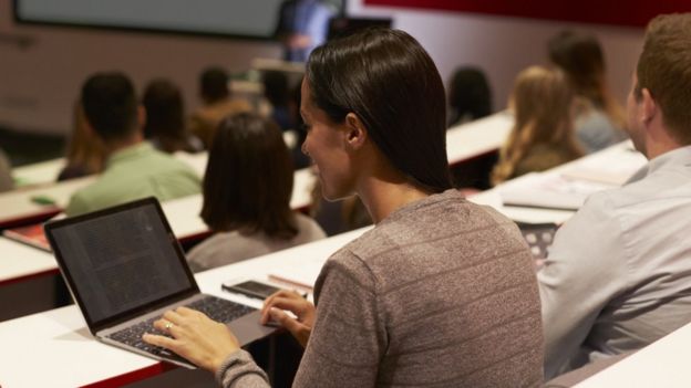 universitaria conectándose a wifi pública