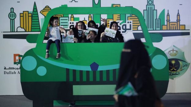 Suudi kadınlar araba kullanma eğitimi sertifikalarıyla poz veriyor
