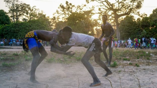Des enfants qui jouent à la lutte sénégalaise.