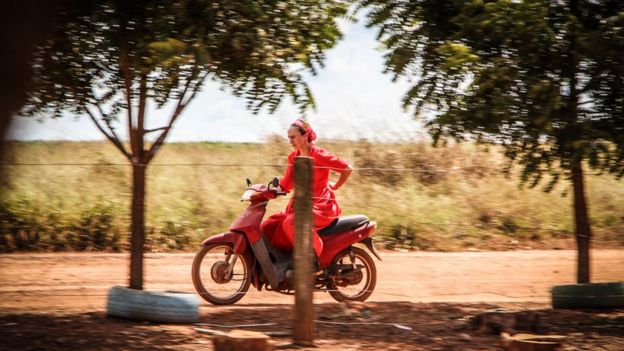 Mulher pilotando moto