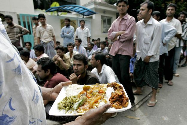 কুয়ালালামপুরে দুঃস্থ বাংলাদেশি কর্মীদের মধ্যে খাবার বিতরণ করছে স্থানীয় কিছু বেসরকারি সংস্থা