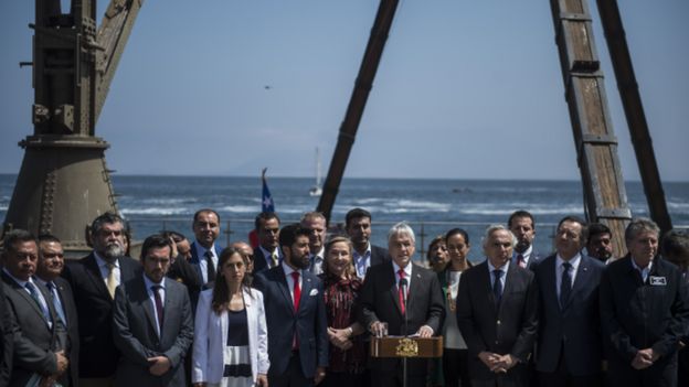El presidente de Chile, Sebastián Piñera, dando un discurso rodeado de personas.