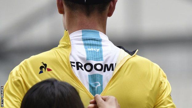 Chris Froome being handed the yellow jersey after stage 20