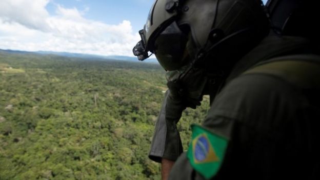 Soldado sobrevoa a Amazônia