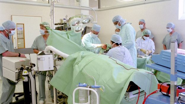 Personal hospitalarios duante una operación