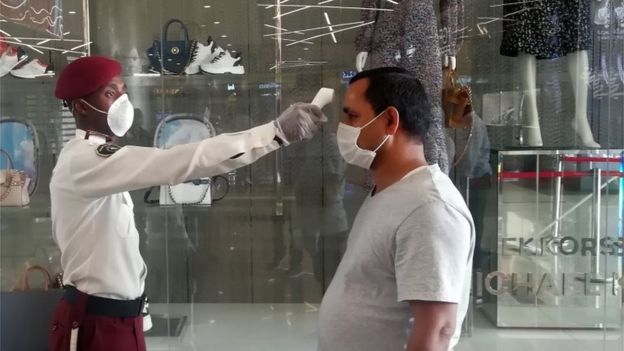 Security guard checks the temperature of a shopper in Riyadh (04/05/20)