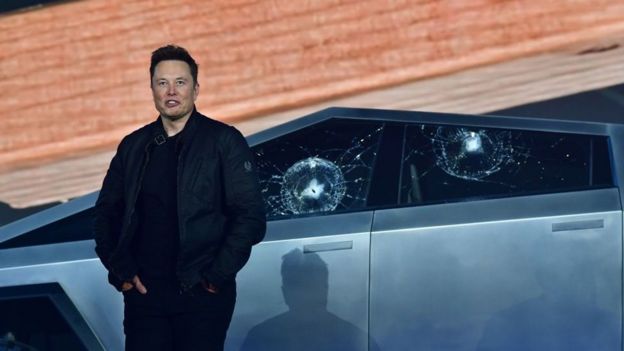 Elon Musk frente al Cybertruck con las ventanas rotas