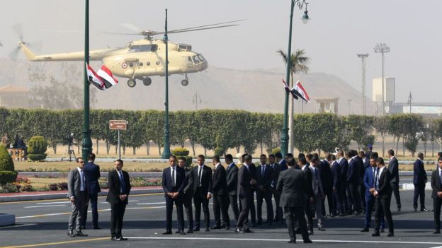 A helicopter lands outside Cairo's Field Marshal Tantawi mosque before the funeral of Hosni Mubarak (26 February 2020)