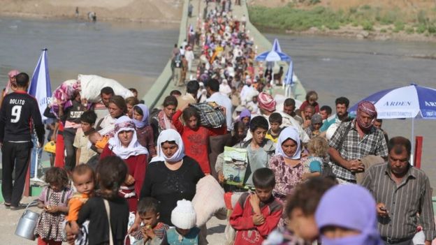 عراقيون من الطائفة الأيزيدية ينزحون عابرين الحدود السورية-العراقية