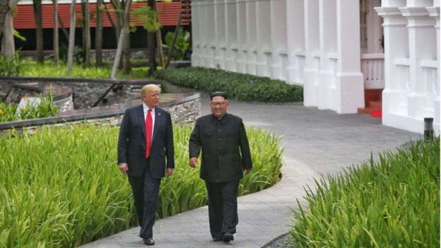 Kim Jong-un y Donald Trump de camino hacia la biblioteca donde mantuvieron un encuentro privado.