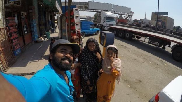 সহজেই মিশেছেন অন্য দেশের মানুষের সাথে