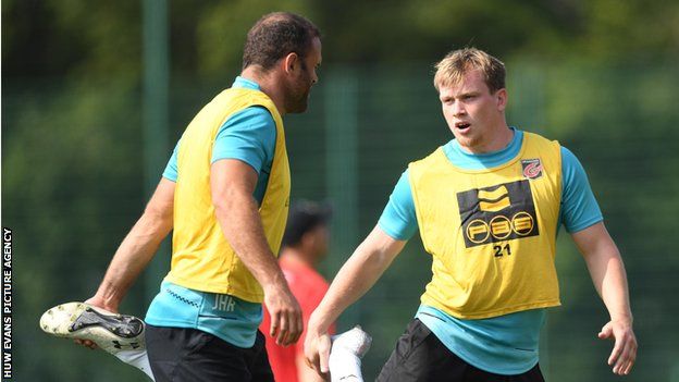 Wales centres Jamie Roberts and Nick Tompkins in Dragons training