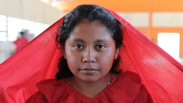 Muchacha vestida de rojo (Foto: Natalio Cosoy/ BBC Mundo)