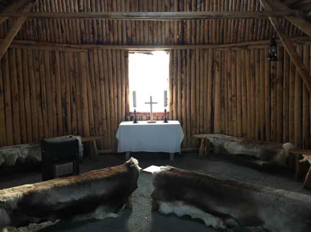 Interior de la iglesia Sami de Anna Kuoljok.