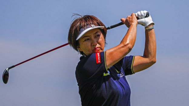 Mujer jugando golf