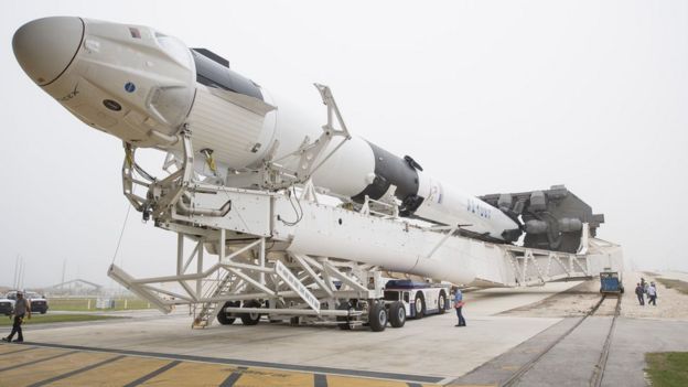 ракеты-носителя Falcon 9 с новейшим космическим кораблем Crew Dragon