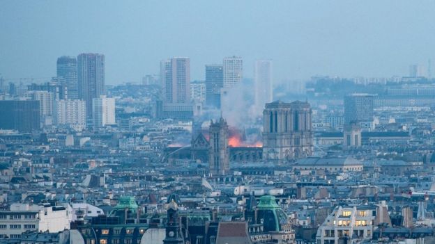 Katedral Notre-Dame terbakar