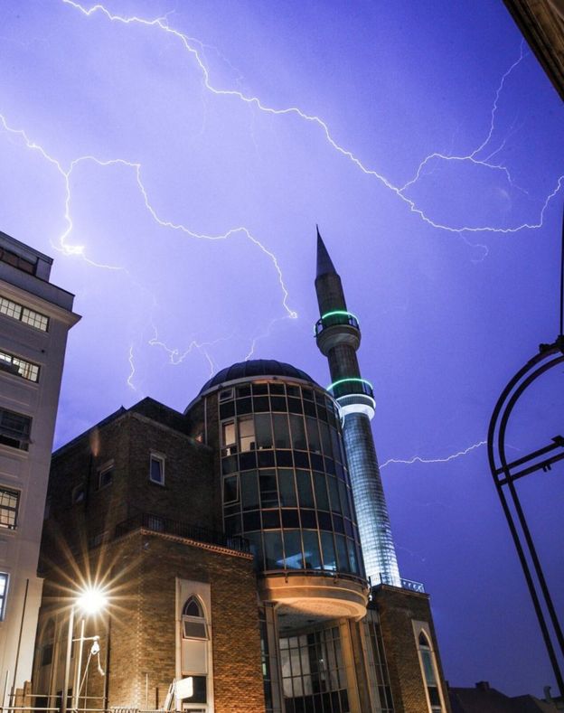 Andrew Lanxon Hoyle/@Batteryhq of lightning over the the Suleymaniye Mosque in Dalston, east London