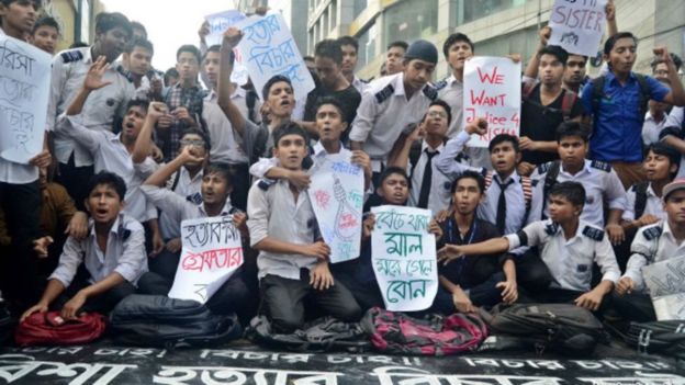 রিশার হত্যাকারীদের গ্রেফতারের দাবিতে শিক্ষার্থীদের বিক্ষোভ।