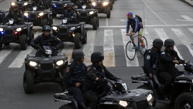 Policías motorizados en Ciudad de México.