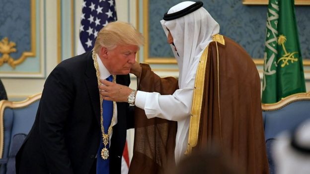 Donald Trump es condecorado por el rey de Arabia Saudita