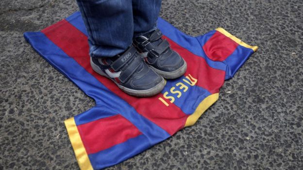 Un niño pisotea una camiseta de Lionel Messi